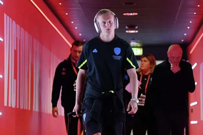 Framed Print : Arsenal's Zinchenko Arrives at Emirates Stadium Ahead of Arsenal v Fulham Clash (2023-24)