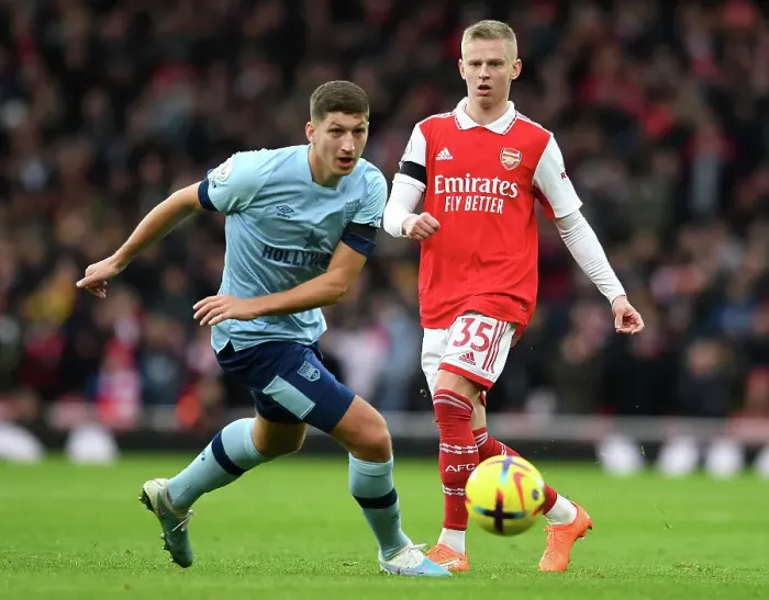 Framed Print : Arsenal's Zinchenko Fends Off Brentford's Janelt in Premier League Clash Framed Print : Arsenal's Zinchenko Fends Off Brentford's Janelt in Premier League Clash