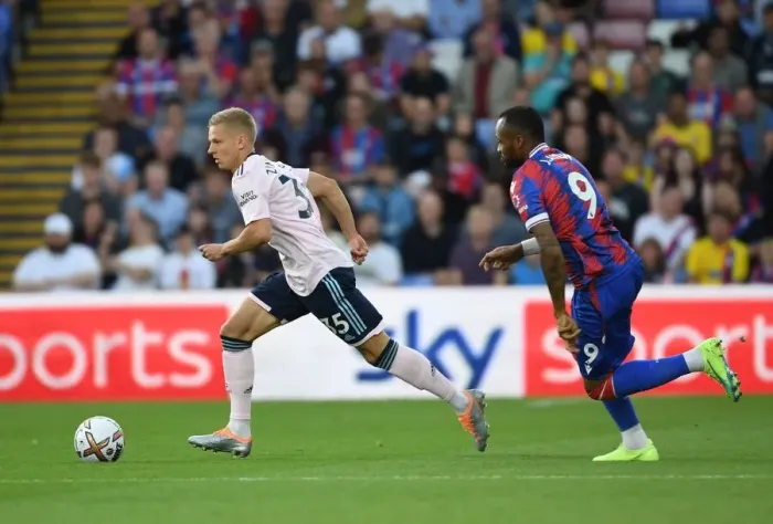 Framed Print : Arsenal's Zinchenko Outmaneuvers Crystal Palace's Ayew in Premier League Clash