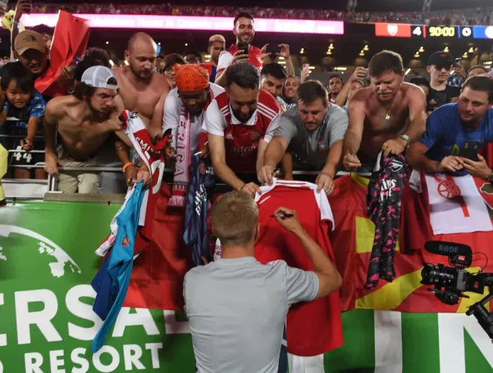 Framed Print : Arsenal's Zinchenko Signs Autographs After Arsenal v Chelsea Florida Cup Match Framed Print : Arsenal's Zinchenko Signs Autographs After Arsenal v Chelsea Florida Cup Match