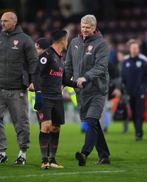Framed Print : Arsene Wenger and Alexis Sanchez: Celebrating Arsenal's Victory over Burnley