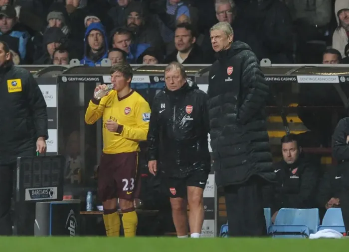 Framed Print : Arsene Wenger and Andrey Arshavin with Kit Man Vic Akers at Aston Villa vs Arsenal (2012-13) Framed Print : Arsene Wenger and Andrey Arshavin with Kit Man Vic Akers at Aston Villa vs Arsenal (2012-13)
