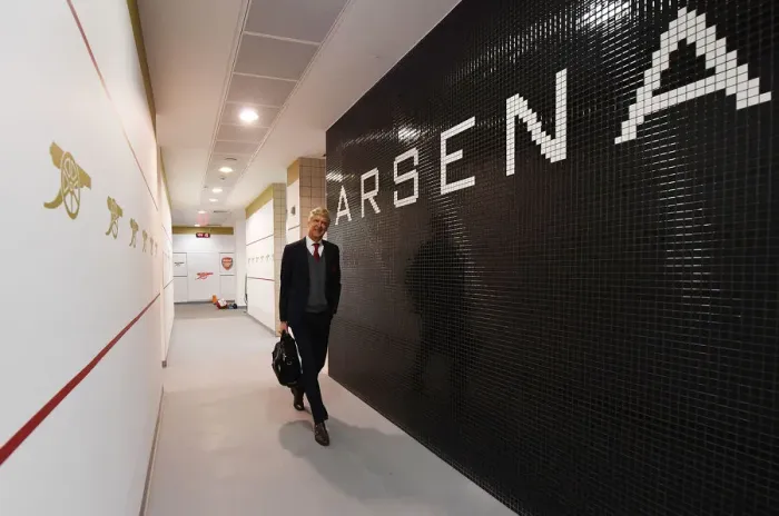 Framed Print : Arsene Wenger in the Arsenal Dressing Room Before Arsenal vs Burnley (2017-18)
