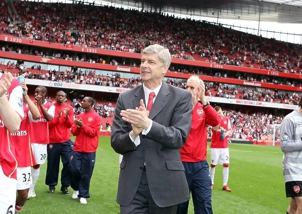 Arsene Wenger the Arsenal Manager claps the fans during the lap of the pitch to thank the fans for their support. Arsenal 1:0 Everton. Barclays Premier League. Emirates Stadium, 4 / 5 / 08. Credit : Arsenal Football Club  / 
