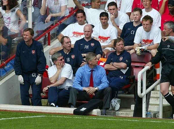 Arsene Wenger the Arsenal manager in the Dug Out. Arsenal 2: 1 Leicester City