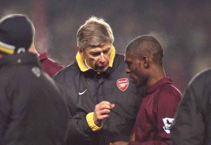Framed Print : Arsene Wenger the Arsenal manager talks to Kerrea Gilbert (Arsenal) before the start of extra time