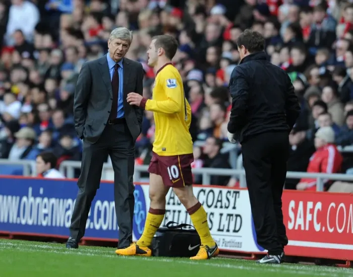 Framed Print : Arsene Wenger Checks on Jack Wilshere: Sunderland vs Arsenal, 2013