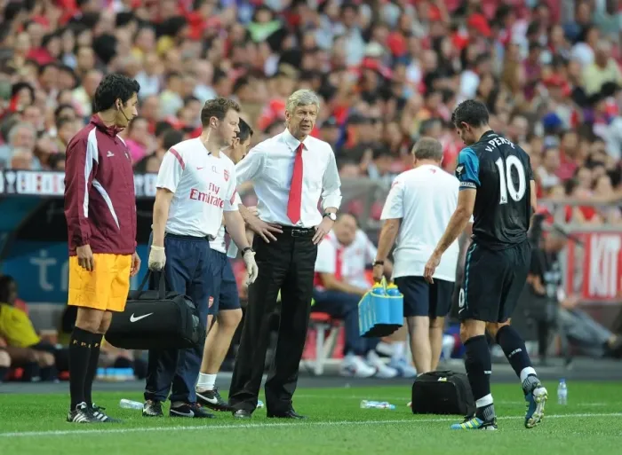 Framed Print : Arsene Wenger and Colin Lewin Support Injured Robin van Persie against Benfica (2011)