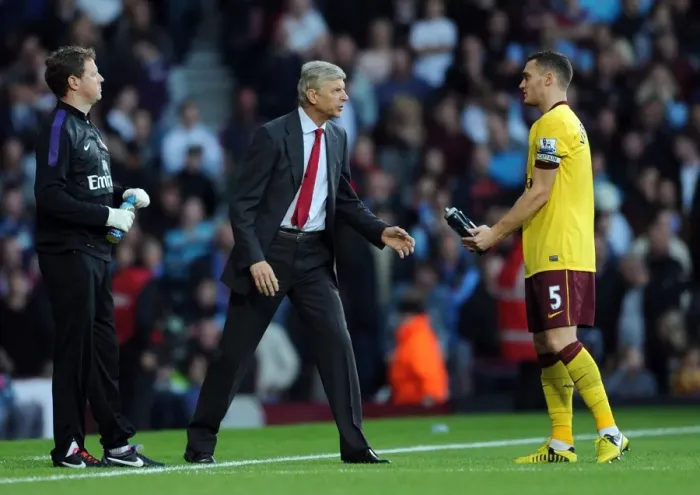 Framed Print : Arsene Wenger Conferring with Thomas Vermaelen during West Ham United vs Arsenal (2012-13)