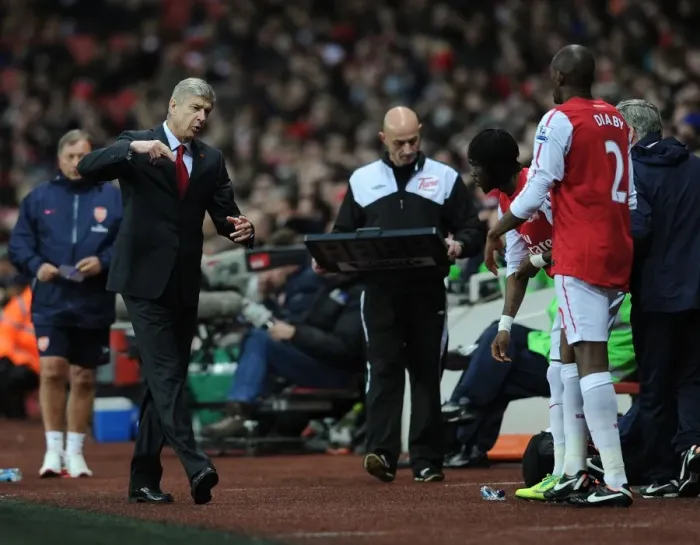 Framed Print : Arsene Wenger Consulting with Abou Diaby during Arsenal vs Fulham (2011-12)
