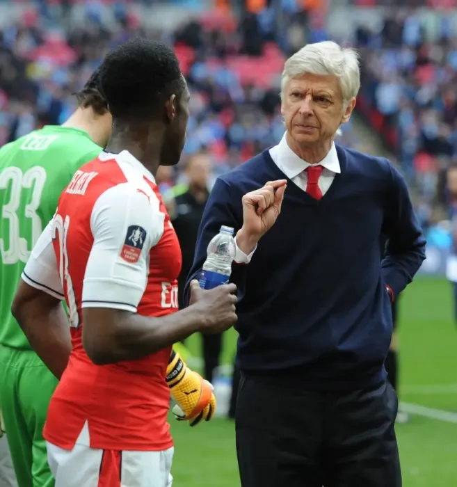 Framed Print : Arsene Wenger Consulting with Danny Welbeck during Arsenal's FA Cup Semi-Final Clash against Manchester City