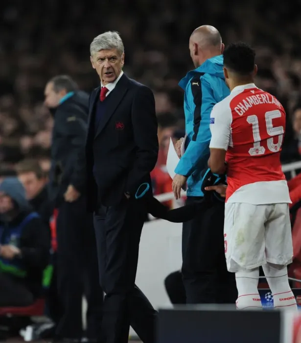 Framed Print : Arsene Wenger Consults with Alex Oxlade-Chamberlain during Arsenal vs. Bayern Munich UCL Match (2015) Framed Print : Arsene Wenger Consults with Alex Oxlade-Chamberlain during Arsenal vs. Bayern Munich UCL Match (2015)