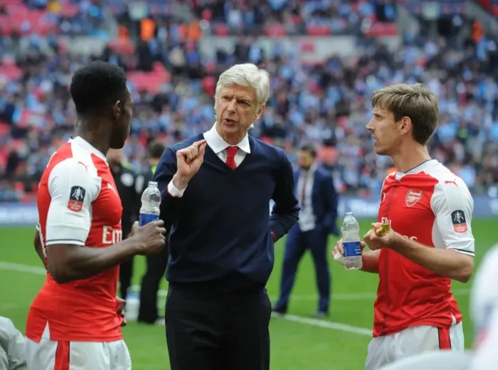 Framed Print : Arsene Wenger Consults Danny Welbeck and Nacho Monreal Before FA Cup Semi-Final Extra Time (Arsenal vs Manchester City, 2017)