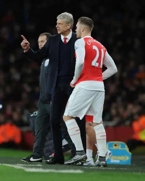 Framed Print : Arsene Wenger Counsels Calum Chambers during Arsenal vs. Sunderland, 2015-16 Premier League Framed Print : Arsene Wenger Counsels Calum Chambers during Arsenal vs. Sunderland, 2015-16 Premier League