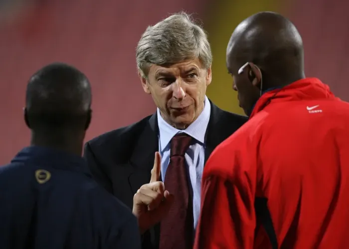 Framed Print : Arsene Wenger Guides Arsenal to Victory: 0-1 over Steaua Bucharest in Champions League Group H