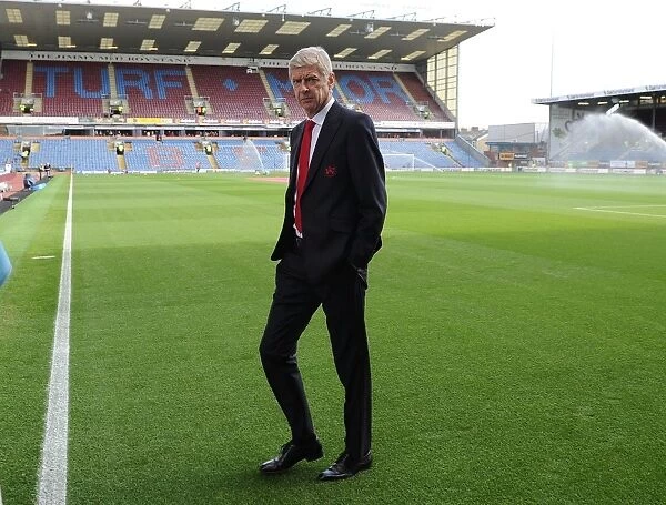 Arsene Wenger Inspects Turf Moor Pitch Ahead of Burnley vs Arsenal (2016-17)