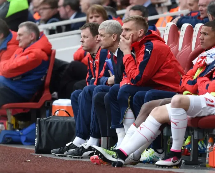 Framed Print : Arsene Wenger and Per Mertesacker on Arsenal Bench during Arsenal vs Watford, Premier League 2015-16