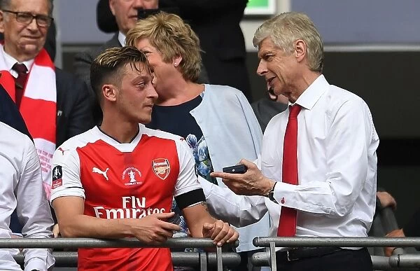 Arsene Wenger and Mesut Ozil: A Moment of Connection at the FA Cup Final (Arsenal v Chelsea, 2017)
