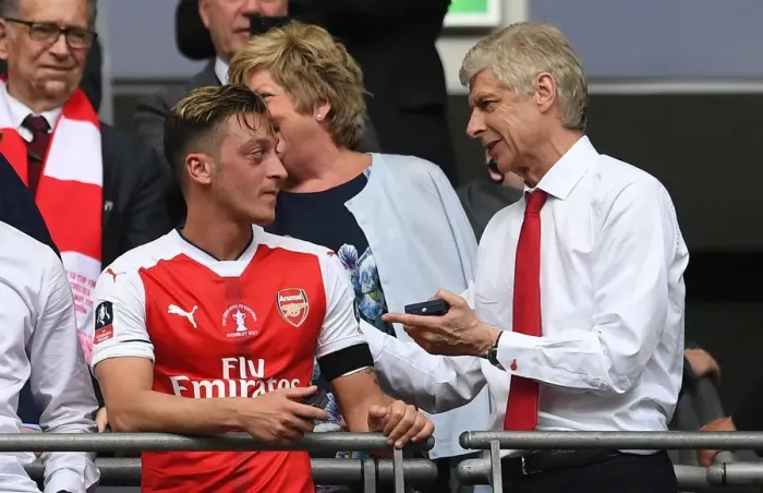 Framed Print : Arsene Wenger and Mesut Ozil: A Moment of Connection at the FA Cup Final (Arsenal v Chelsea, 2017)