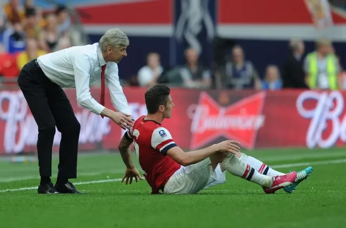 Framed Print : Arsene Wenger and Olivier Giroud: Arsenal's FA Cup Final Victory (Arsenal v Hull City, 2014)