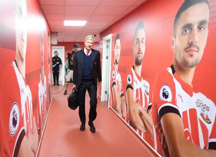 Framed Print : Arsene Wenger: Pre-Match Focus at Southampton (2016-17)