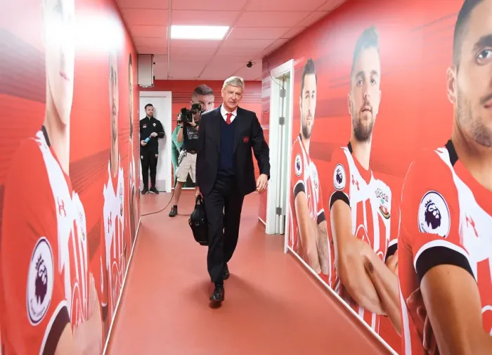 Framed Print : Arsene Wenger: Pre-Match Focus at Southampton (2016-17)