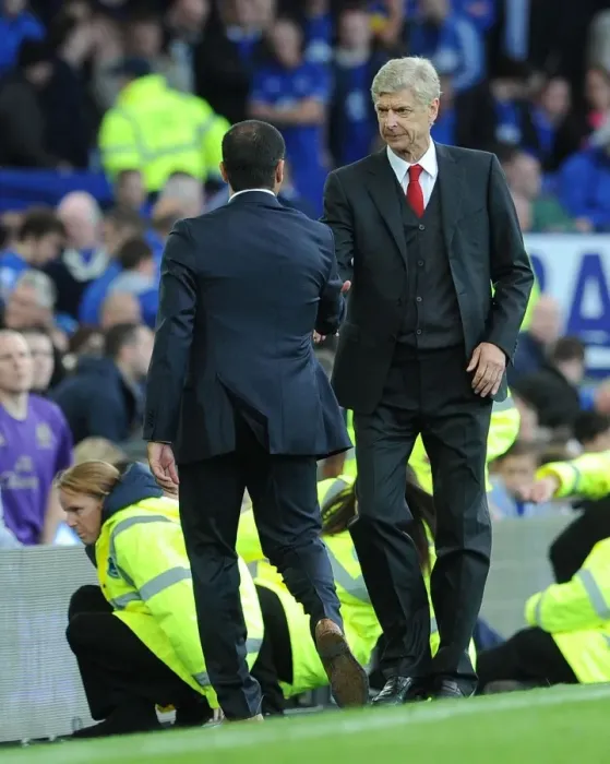 Framed Print : Arsene Wenger and Roberto Martinez: Post-Match Handshake at Everton vs Arsenal (2014 / 15)