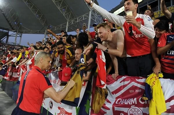 Arsene Wenger Signing Autographs: Arsenal vs CD Guadalajara, 2016 Pre-Season Friendly