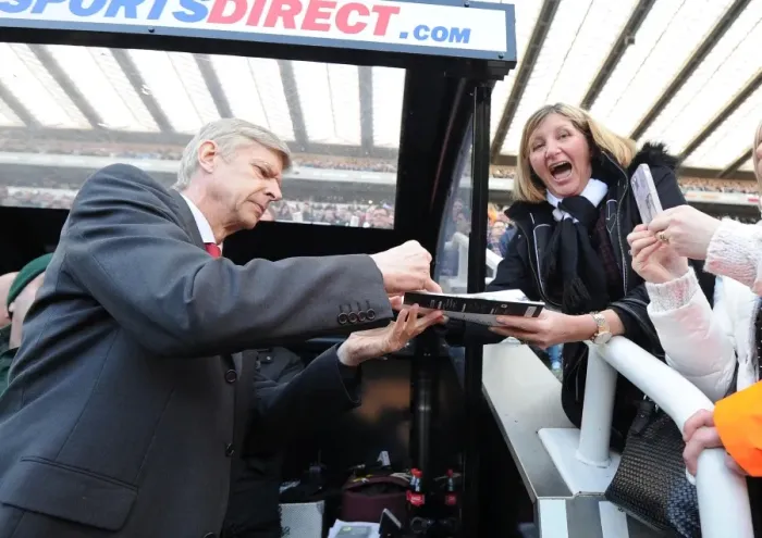 Framed Print : Arsene Wenger Signs Programme at Newcastle United vs Arsenal (2013-14) Framed Print : Arsene Wenger Signs Programme at Newcastle United vs Arsenal (2013-14)