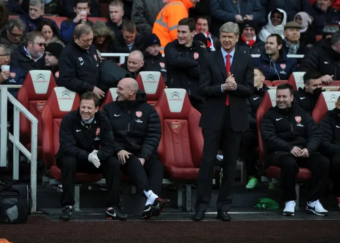 Framed Print : Arsene Wenger and His Team: Arsenal's Pre-Match Huddle vs. Reading (2012-13)