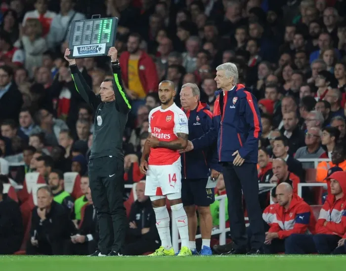 Framed Print : Arsene Wenger and Theo Walcott: A Behind-the-Scenes Moment at Arsenal vs. Liverpool, 2015 / 16 Premier League