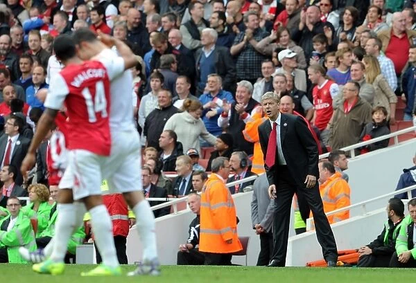 Arsene Wenger Urges Arsenal Forward at Emirates: Arsenal 2-1 Sunderland, Premier League (2011-12)