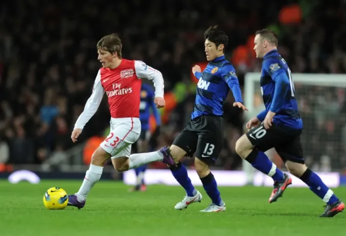Framed Print : Arshavin Outmaneuvers Park and Rooney: Arsenal vs Manchester United, Premier League 2011-12