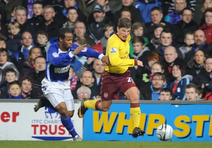 Framed Print : Arshavin Strikes: Arsenal Advance in Carling Cup Semi-Final vs Ipswich