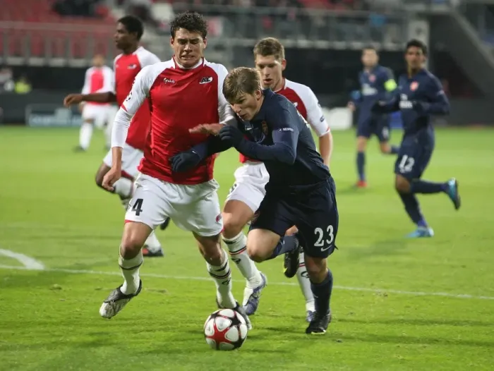 Framed Print : Arshavin vs Moreno: 1-1 Stalemate in the Champions League between Arsenal and AZ Alkmaar, October 2009 Framed Print : Arshavin vs Moreno: 1-1 Stalemate in the Champions League between Arsenal and AZ Alkmaar, October 2009