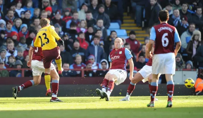Framed Print : Arshavin's Debut Goal: Arsenal's Comeback at Villa Park (4-2) Framed Print : Arshavin's Debut Goal: Arsenal's Comeback at Villa Park (4-2)