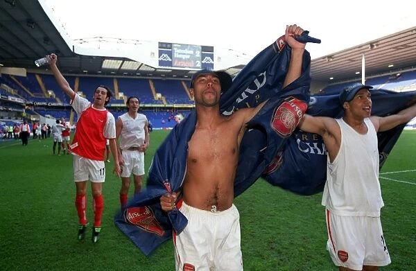 Ashley Cole (Arsenal) celebrates winning the league
