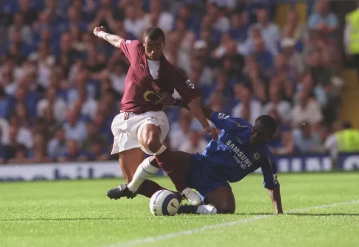 Framed Print : Ashley Cole (Arsenal) Shaun Wright-Phillips (Chelsea). Chelsea 1: 0 Arsenal Framed Print : Ashley Cole (Arsenal) Shaun Wright-Phillips (Chelsea). Chelsea 1: 0 Arsenal