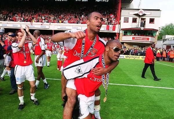 Ashley Cole and Sylvain Wiltord celebrate. Arsenal 4: 3 Everton, F.A