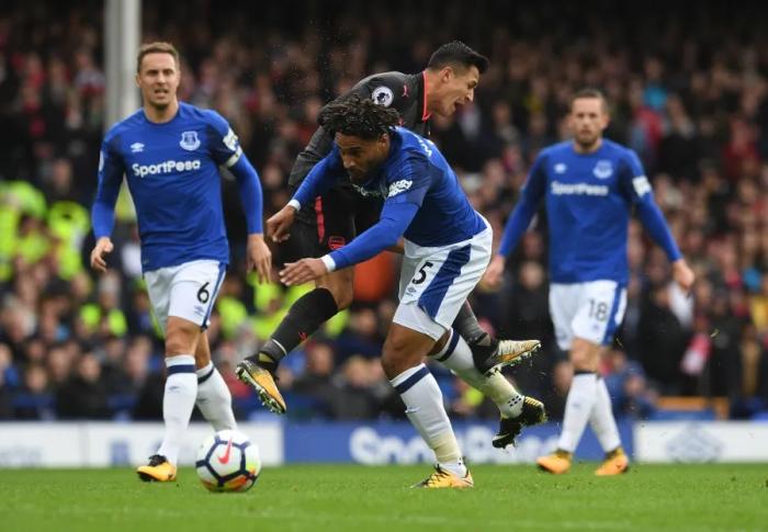 Framed Print : Ashley Williams vs. Alexis Sanchez: Intense Battle at Goodison Park (Everton v Arsenal, Premier League 2017-18)