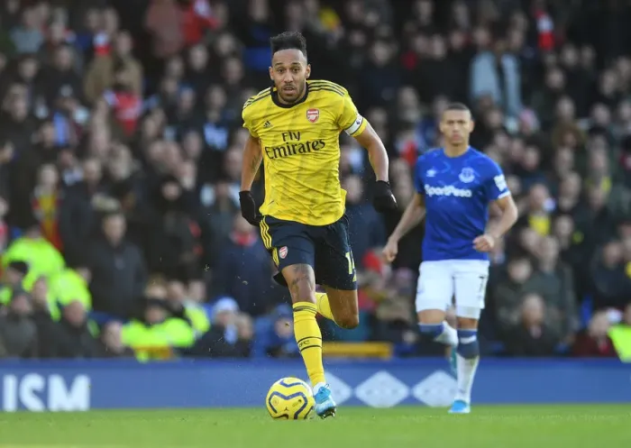 Framed Print : Aubameyang in Action: Everton vs Arsenal, Premier League 2019-20