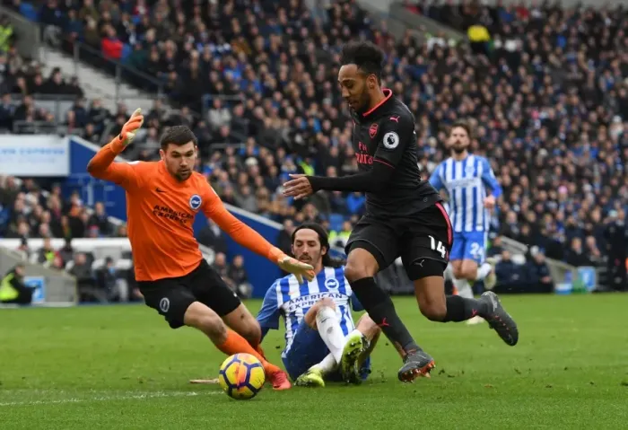 Framed Print : Aubameyang Outmaneuvers Schelotto and Ryan: Brighton vs Arsenal, Premier League 2017-18