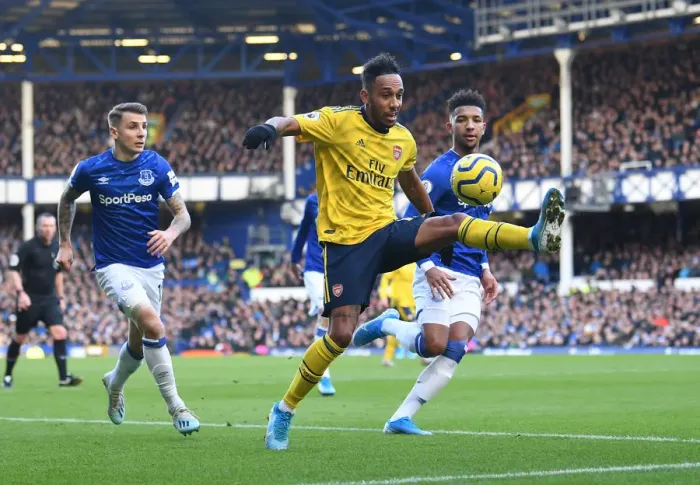 Framed Print : Aubameyang Under Pressure: Everton vs. Arsenal, Premier League 2019-20 Framed Print : Aubameyang Under Pressure: Everton vs. Arsenal, Premier League 2019-20