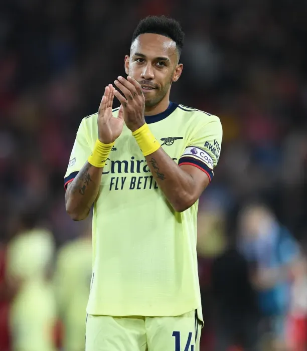 Framed Print : Aubameyang Salutes Arsenal Fans: Liverpool vs Arsenal, 2021-22 Premier League