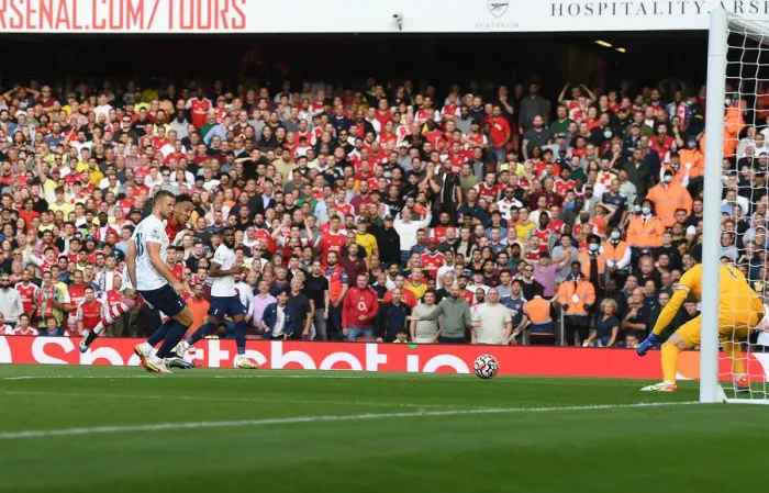 Framed Print : Aubameyang Scores the Decisive Goal: Arsenal Defeats Tottenham in the 2021-22 Premier League Clash Framed Print : Aubameyang Scores the Decisive Goal: Arsenal Defeats Tottenham in the 2021-22 Premier League Clash