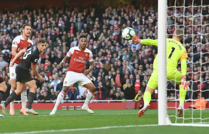 Framed Print : Aubameyang Scores Stunning Goal Past Pickford in Arsenal's Victory over Everton (2018-19) Framed Print : Aubameyang Scores Stunning Goal Past Pickford in Arsenal's Victory over Everton (2018-19)