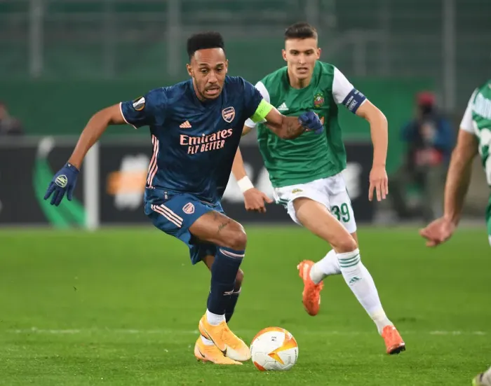 Framed Print : Aubameyang's Brilliant Breakthrough: Arsenal's Europa League Victory over Rapid Vienna