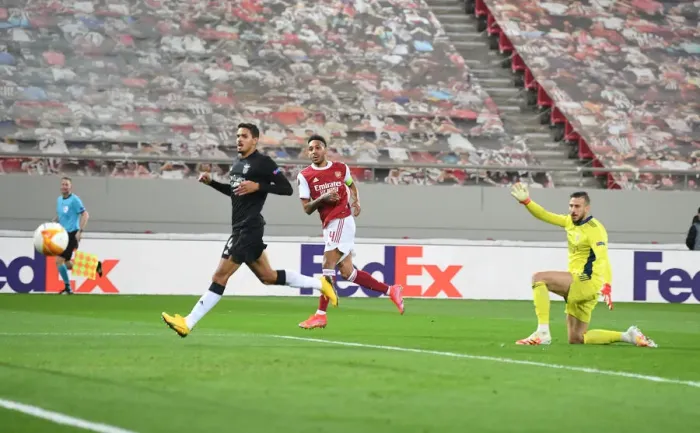 Framed Print : Aubameyang's Strike: Arsenal Advances in Europa League against Benfica