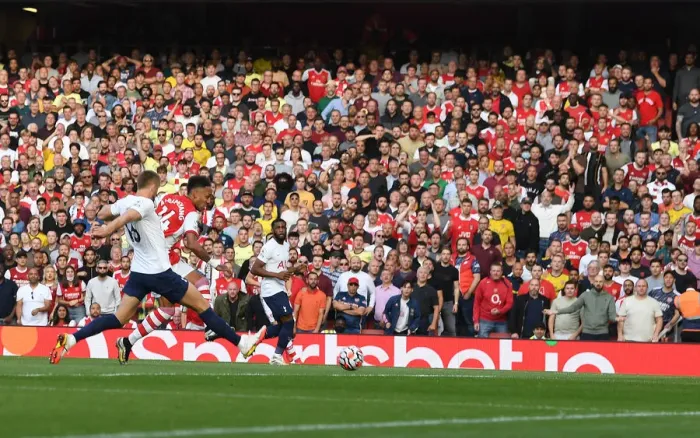 Framed Print : Aubameyang's Stunning Strike: Arsenal's Comeback Goal vs. Tottenham (2021-22)
