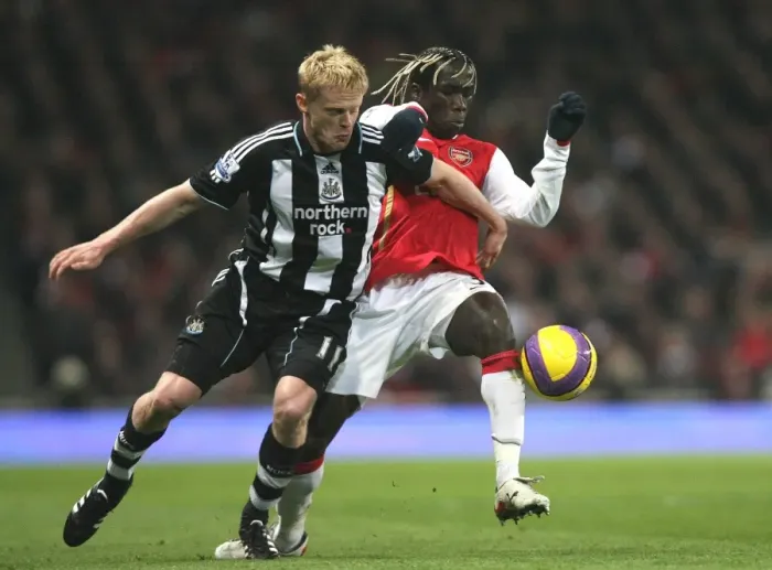 Framed Print : Bacary Sagna (Arsenal) Damian Duff (Newcastle United) Framed Print : Bacary Sagna (Arsenal) Damian Duff (Newcastle United)